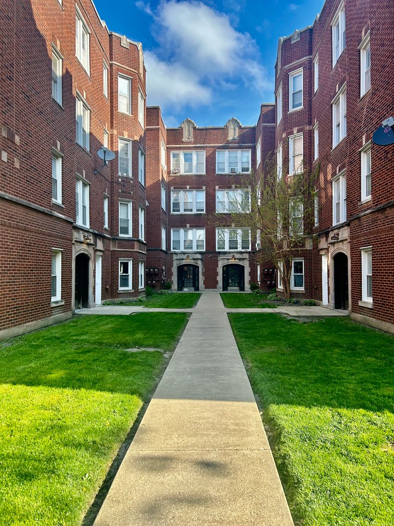 Chicago Apartment: 4844-4850 W Henderson