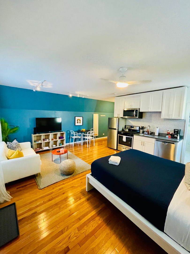 Chicago Apartment: 1742 W Division