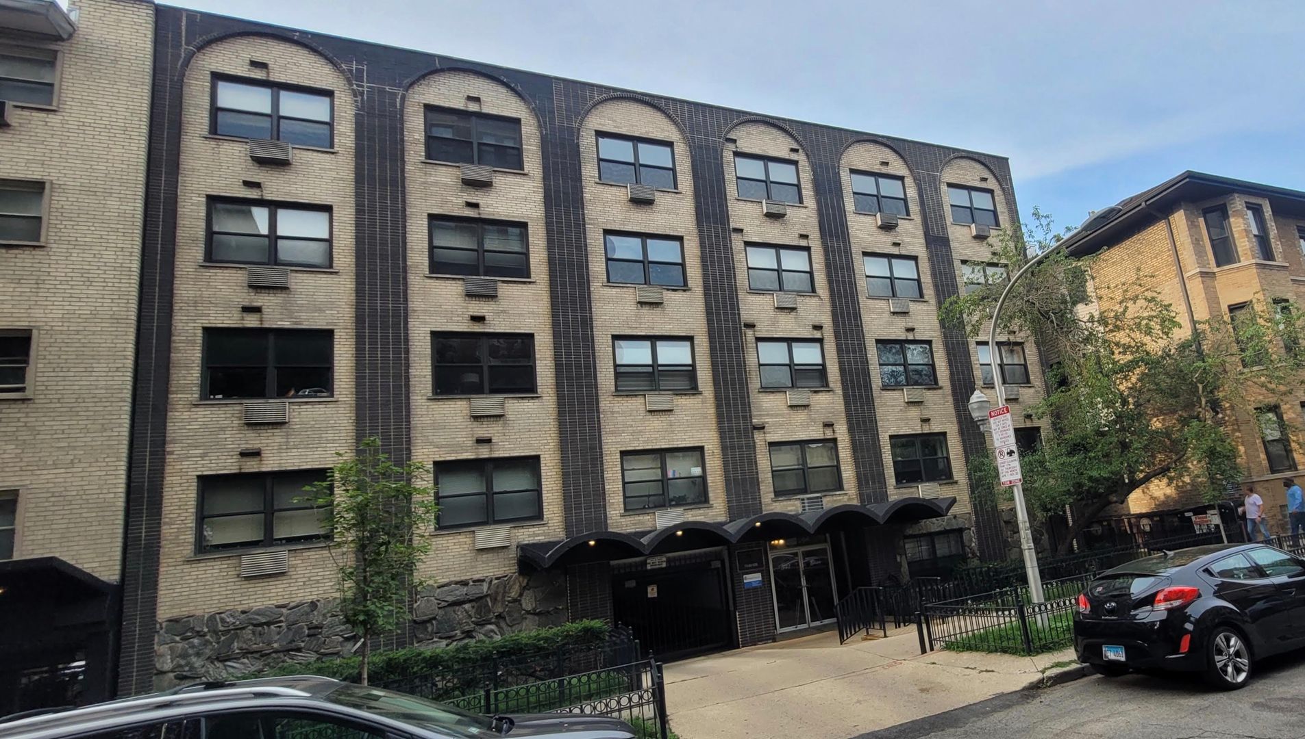 Chicago Apartment: 541 W Briar Pl