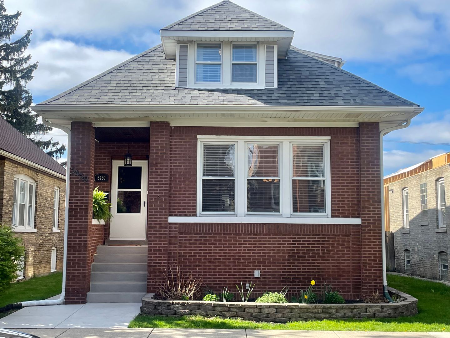 Chicago House: 5439 W Dakin