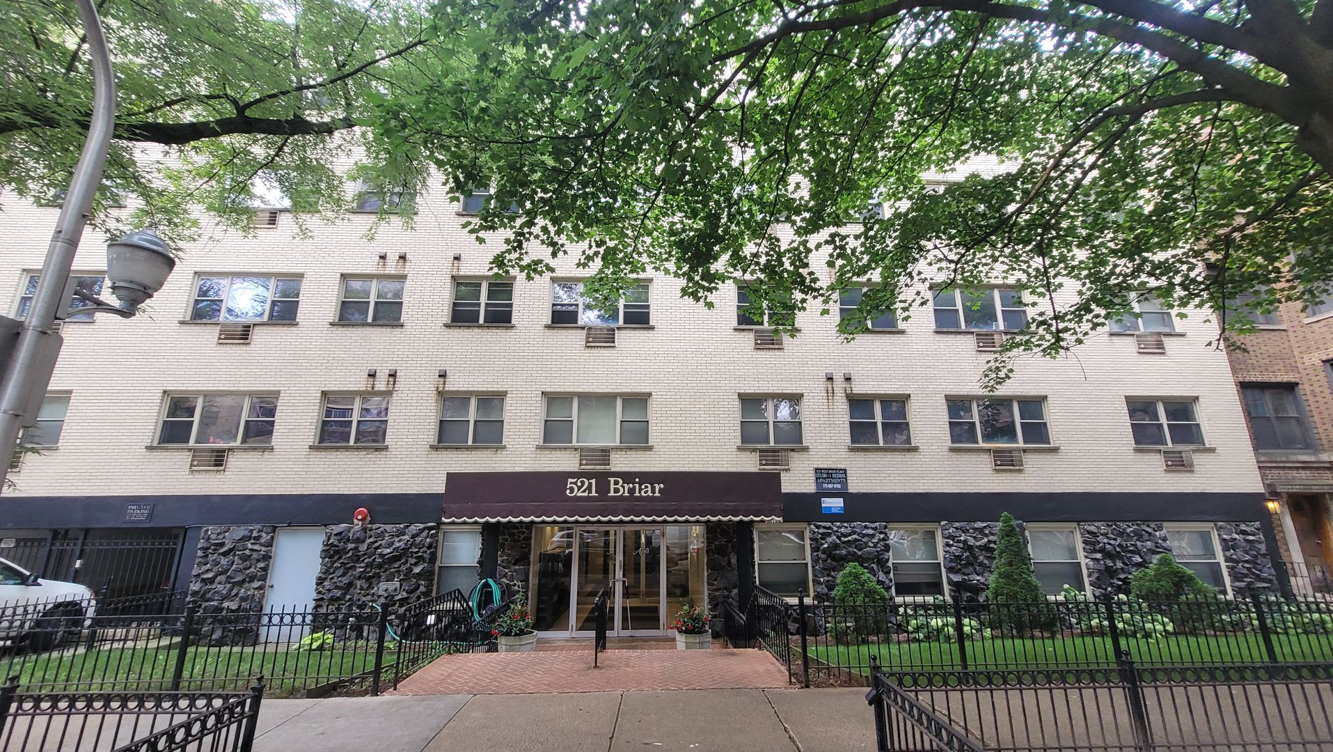 Chicago Apartment: 521 W Briar