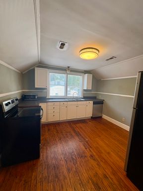 Spacious Three Bedroom Apartment Close to Downtown – photo 1
