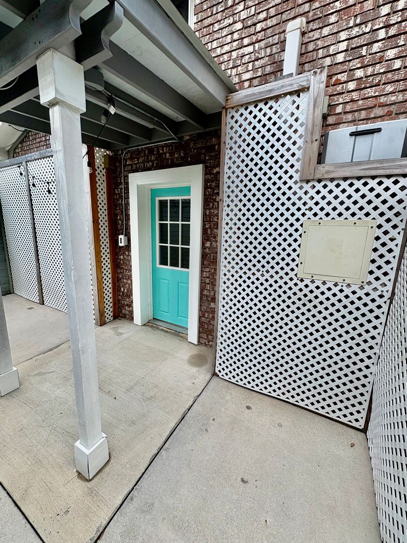 Charleston House: 416 Cessna Ave