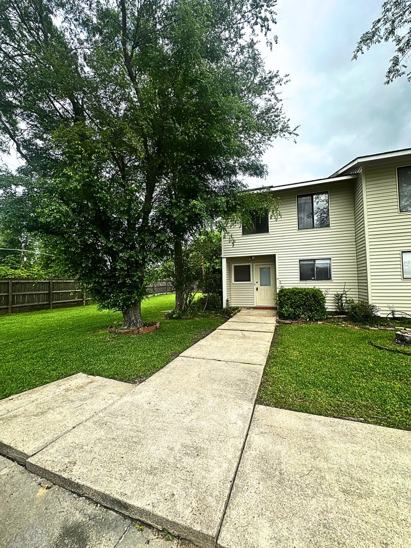 Hammond House: 42640 Happywoods Road Unit 1