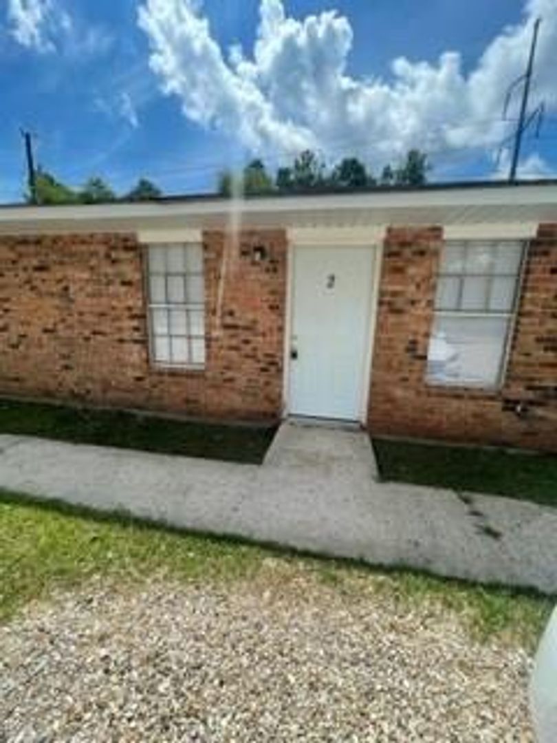 Hammond Apartment: 44068 S. Baptist Rd.