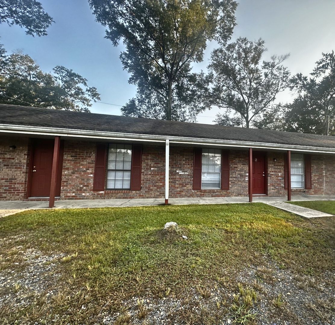 Hammond Apartment: 45147 Durbin Road
