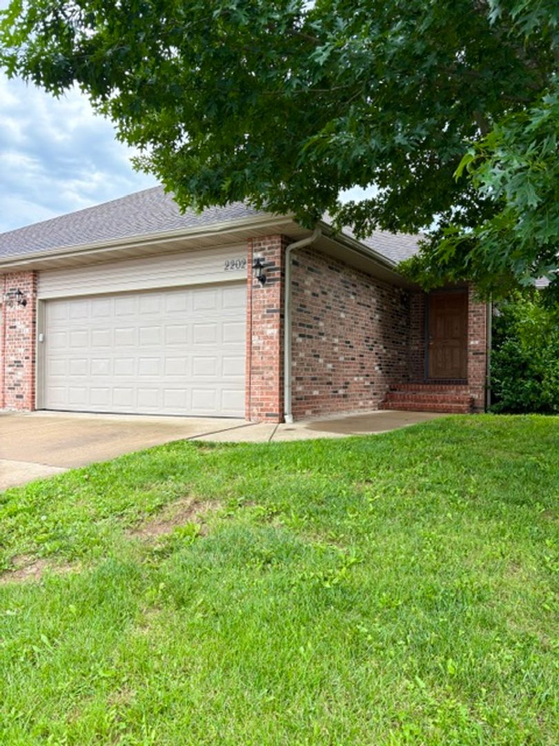 Ozark House: 2202 W. Jonquil Ln.
