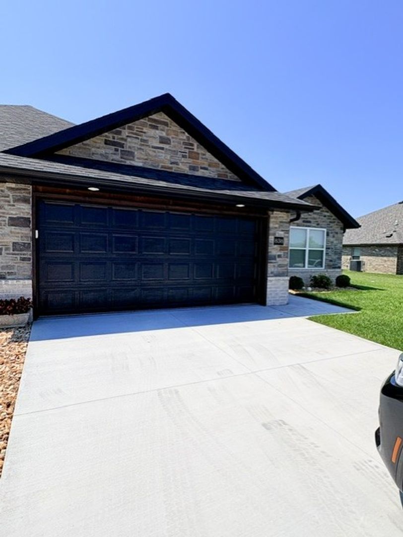 Nixa House: 838 E.  Crystal Avenue