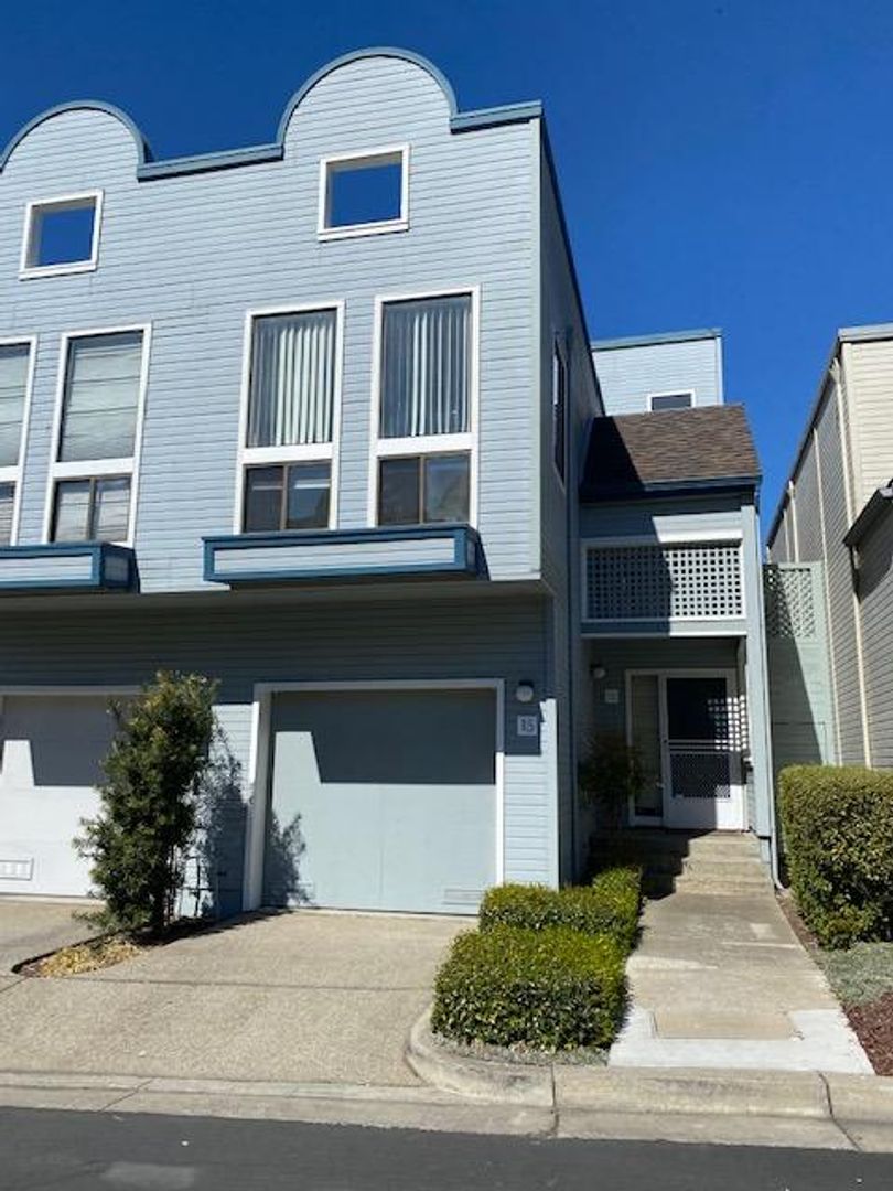 Alameda House: 15 Invincible Court (LO)