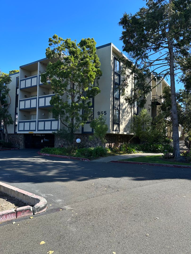 Alameda House: 955 Shorepoint Court Unit 101