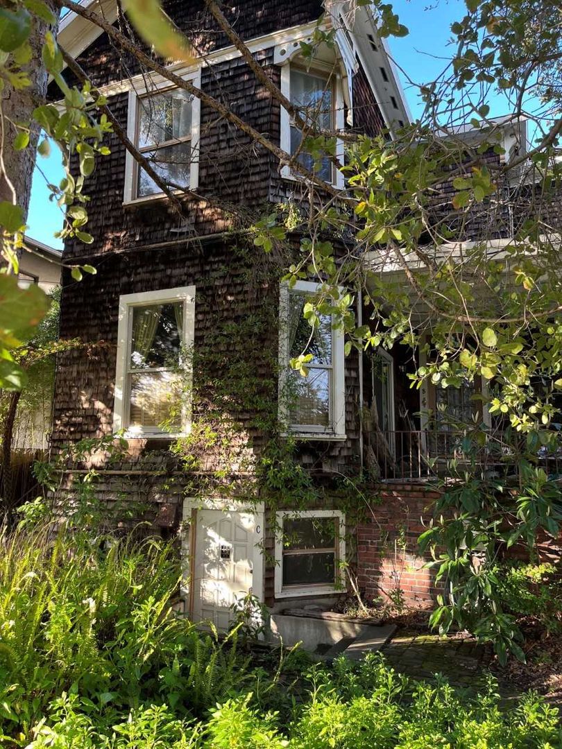 Alameda Apartment: 1911 Buena Vista Ave