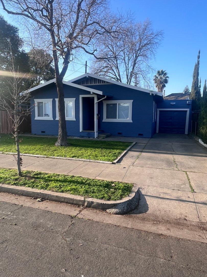 Sacramento House: 1933 El Monte Avenue