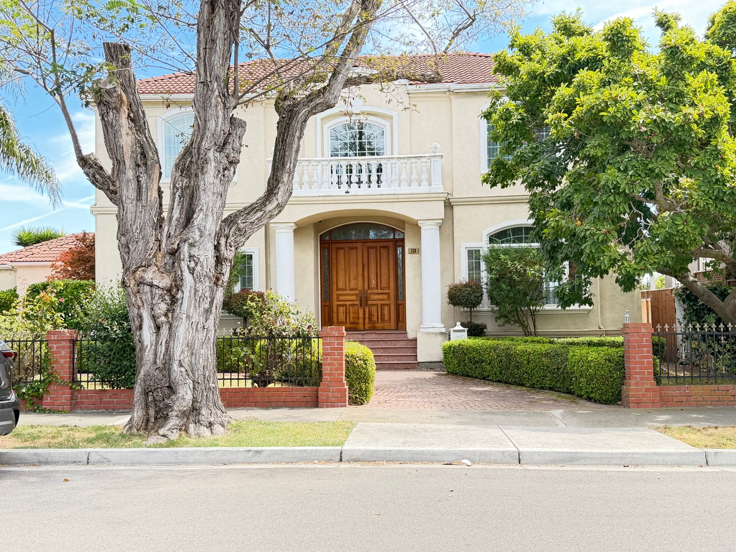 Alameda House: 738 Palmera Court