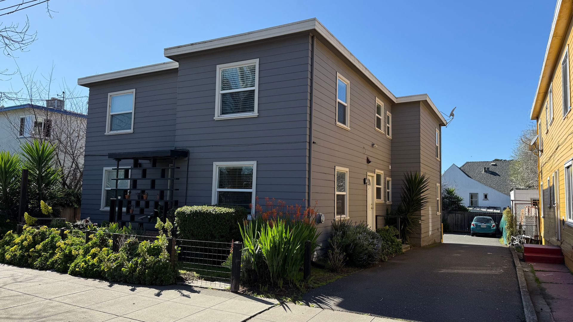 Oakland Apartment: 5643 Telegraph Ave