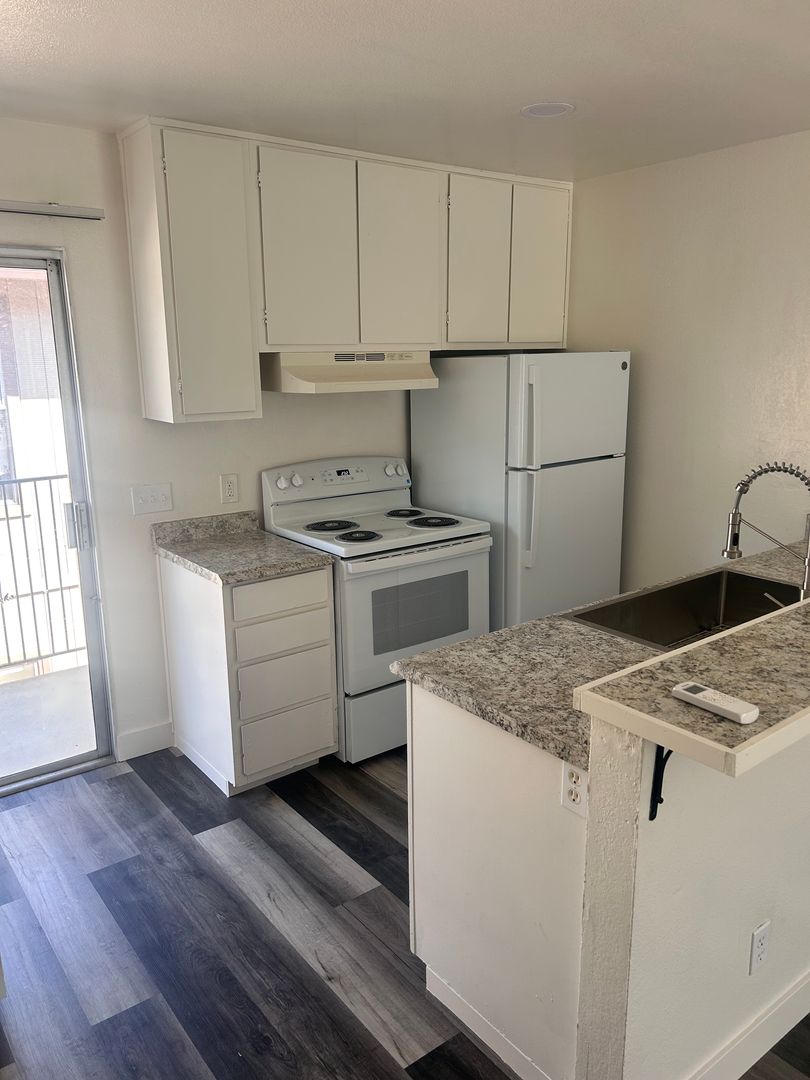 Lodi Apartment: 610 E. Pine St.