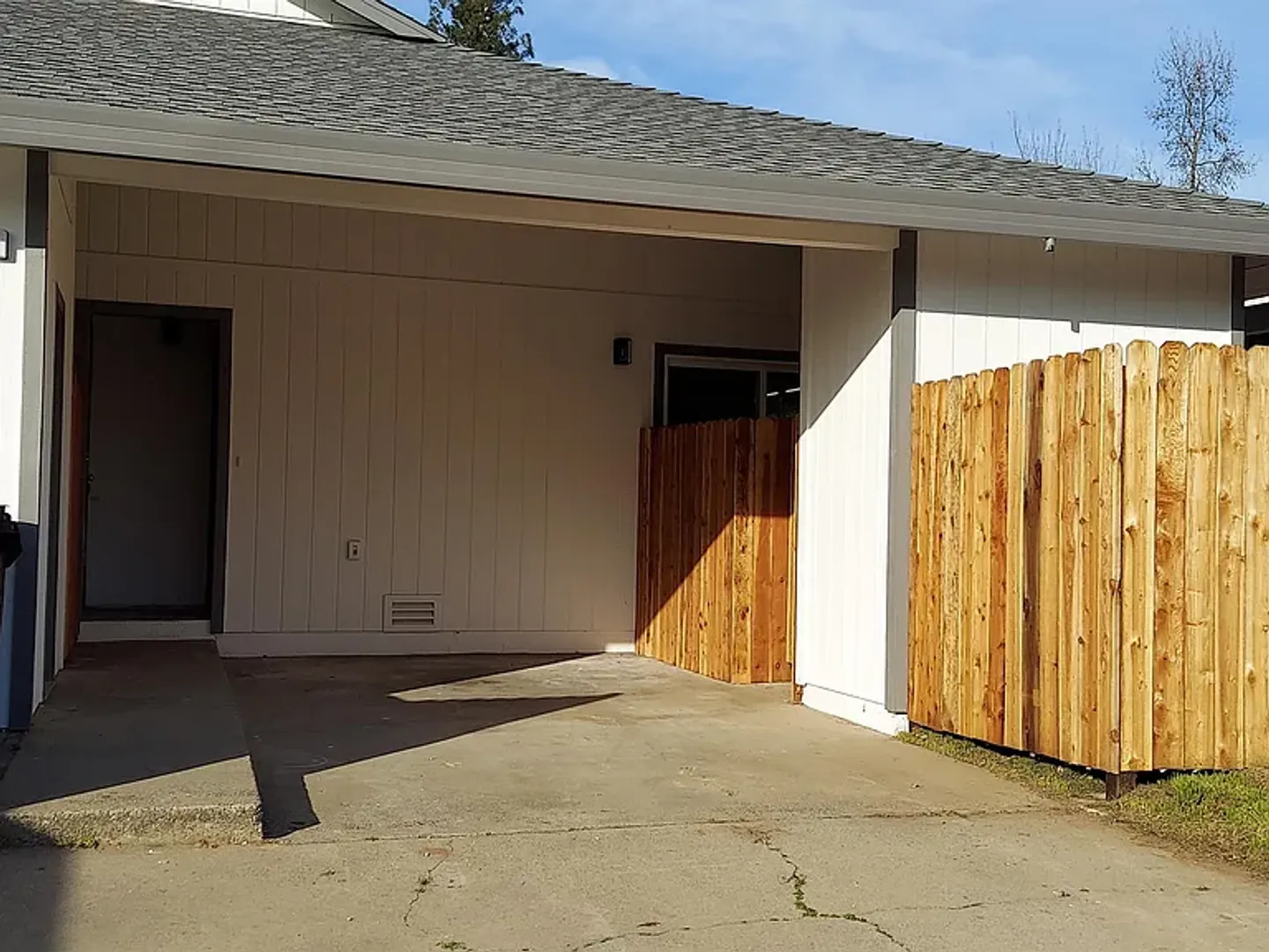 Carmichael Apartment: 4905-4907 Douvan Court