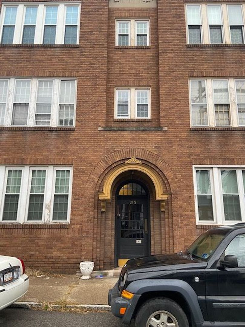 Parkersburg Apartment: 215 11th St