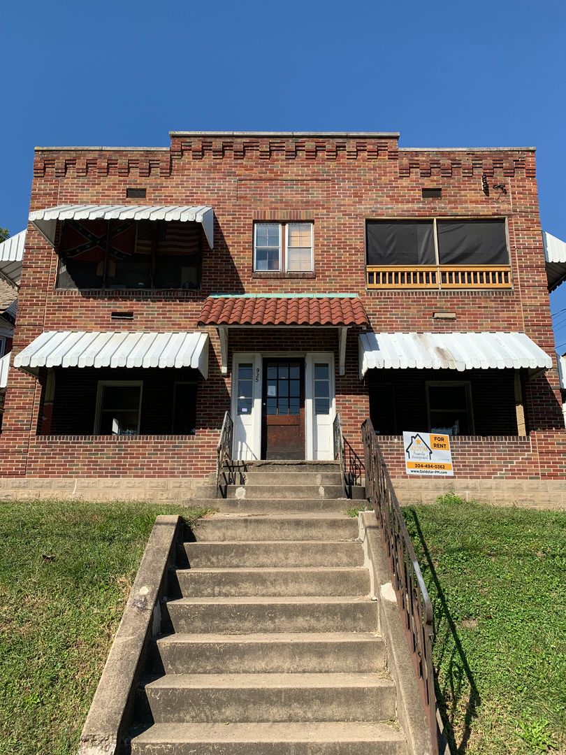 Parkersburg Apartment: 935 Swann St