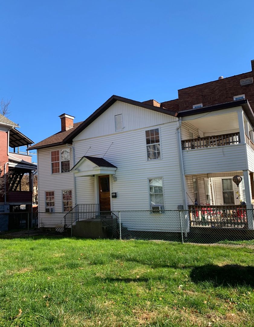 Parkersburg Apartment: 211 11th St