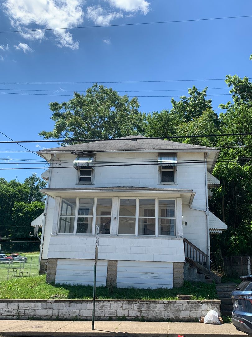 Parkersburg House: 1237 Lynn St