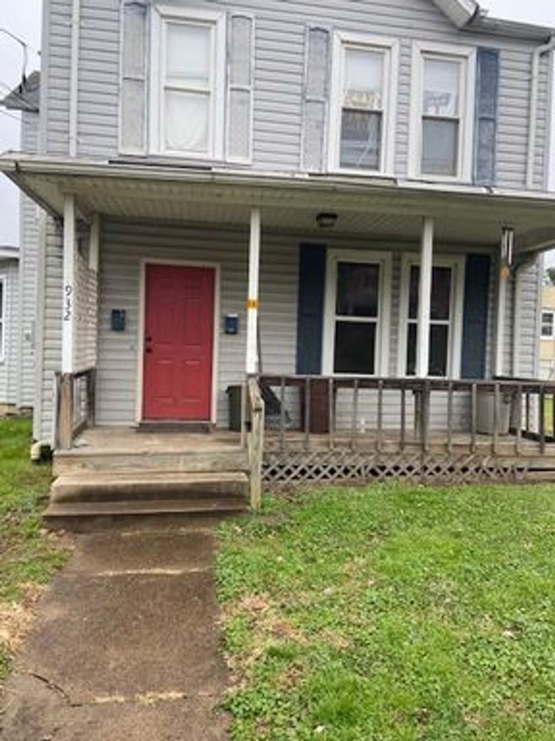Parkersburg Apartment: 932 Swann St