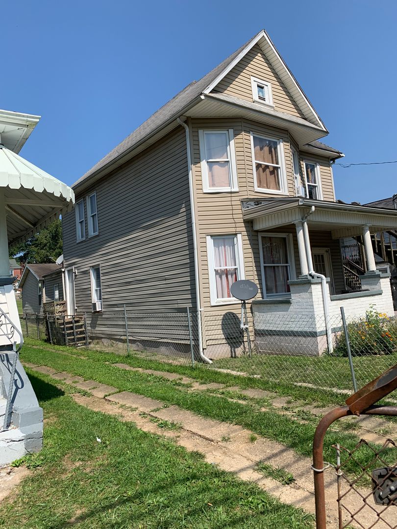 Parkersburg Apartment: 1123 Lynn St