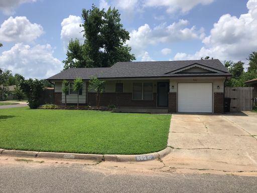 3 bedroom, 1 1/2 baths and a 1 car garage for rent in Moore near 12th Street and Santa Fe! Gorgeous remodel with everything top notch! – photo 1