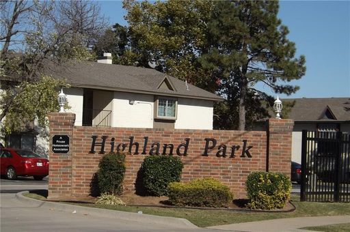 3 bed upstairs condo in Norman, community pool and plenty of parking! – photo 1