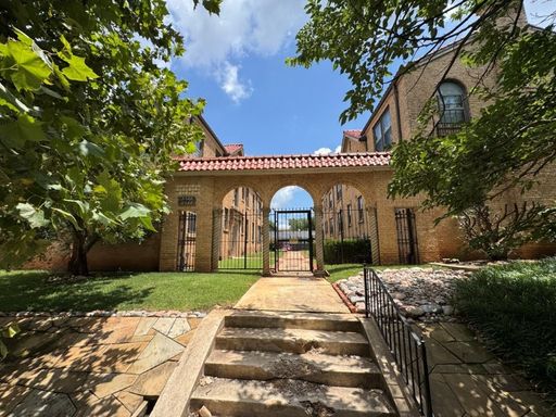 rare 1 bed vacancy, lots of natural light and historic charm. – photo 1
