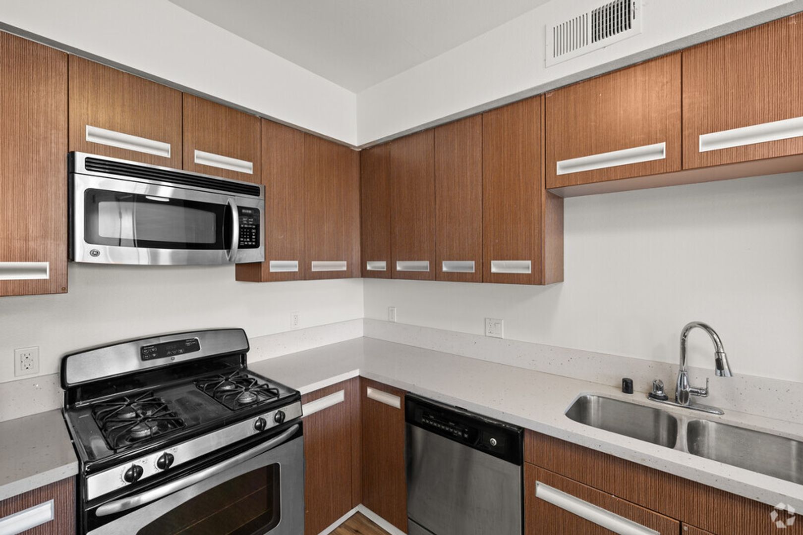 Van Nuys Apartment: 6828 Van Nuys Blvd