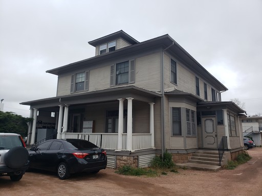 Nice 2 Bedroom 1 Bath Upstairs Unit in a Split Victorian House Downtown – photo 1