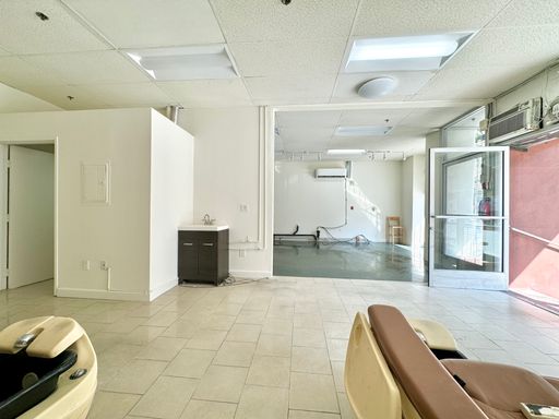 Prime location on Broadway – photo 1