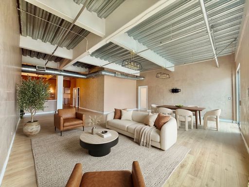 Stunning 3 Bedroom Penthouse – photo 1