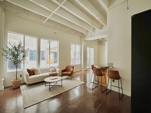 interior facing open loft with 1 bathroom – photo 1