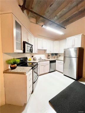 interior facing open loft with 1 bathroom – photo 1