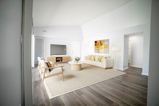 Aura Apartments: Renovated Three bedrooms Two bathrooms – photo 1