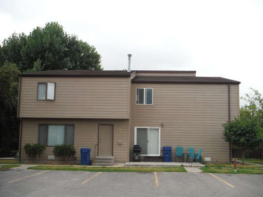 Cute 2 Bedroom Apartment- Biking Distance to Campus! – photo 1