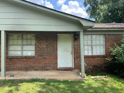 2 bedroom 1 bathroom University Manor Apt.