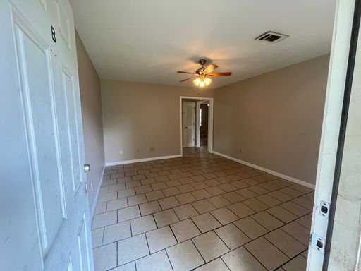 2 bedroom 1 bathroom apt. in University Manor