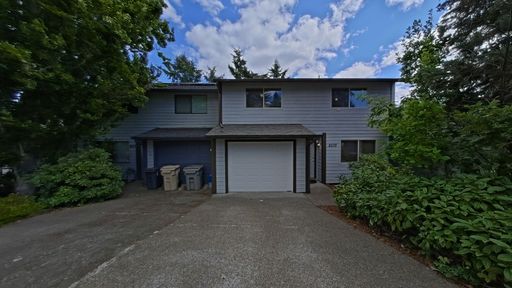 3 Bedroom Townhouse with Garage, Fenced Yard & Convenient Location – photo 1