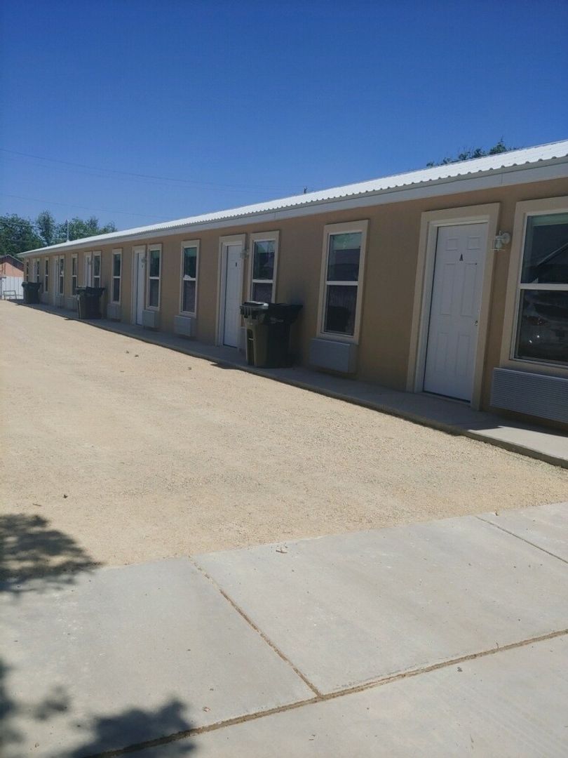 Carlsbad Apartment: 308 N Mesquite St.