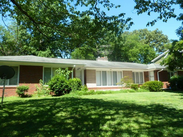 Chapel Hill House: 120 S Roberson St