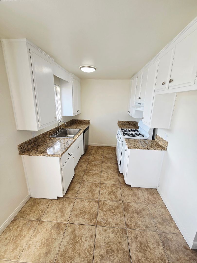 Ontario Apartment: 1433 Stoneridge Ct