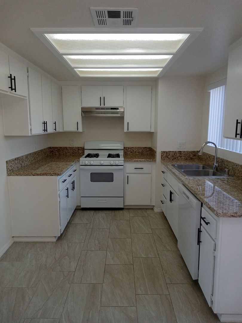 Apple Valley Apartment: 19161 Allegheny Rd