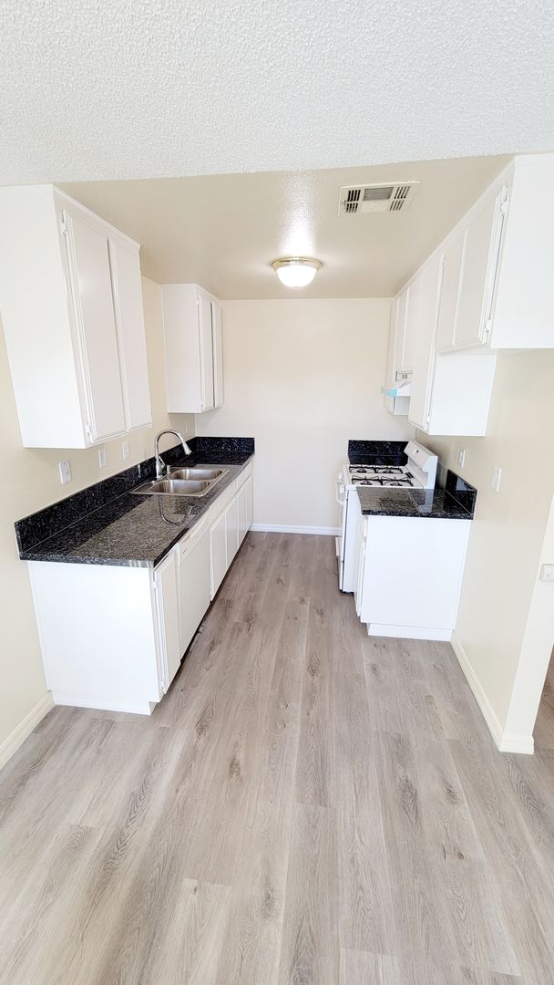 Apple Valley Apartment: 18421 Taloga Rd