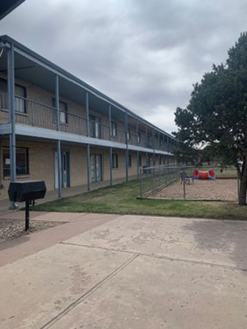 Fountain Apartment: 420 Royalty Place #4