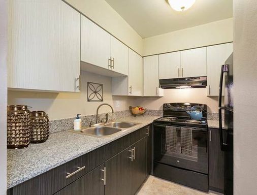 Modern Interior & Private Entry Living -2x1 Immediate Move in – photo 1
