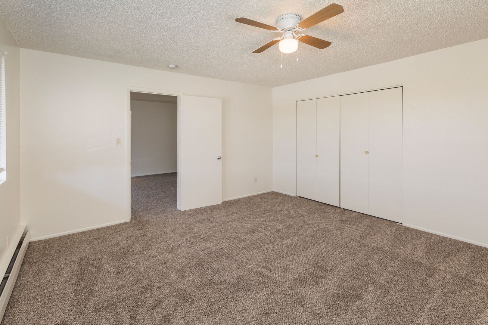 Fountain Apartment: 420 Royalty Place #4