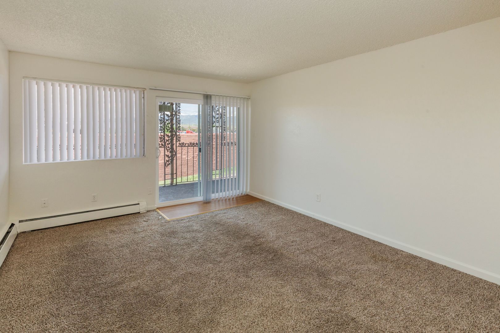 Fountain Apartment: 420 Royalty Place #4