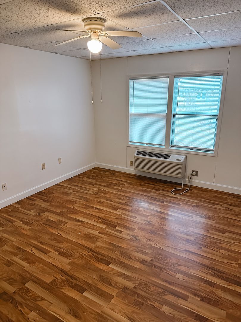 Versailles Apartment: 308 Fairgrounds Road